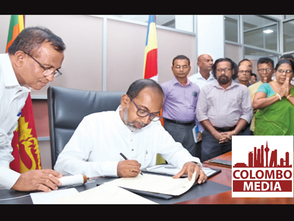 ශ්‍රී ලාංකි­ක­යන්ගේ බිඳ­වැ­ටුණු ජීවිත ගොඩ­ගන්න අපට එකතු වෙලා පුළු­වන්-බුද්ධ ශාසන, ආග­මික හා සංස්කෘ­තික කට­යුතු ඇමැති මහා­චාර්ය හිනි­දුම සුනිල් සෙනෙවි